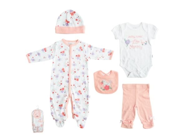Ajuar de 6 piezas para bebé niña con diseño floral en tonos rosados y blancos, ideal para recién nacidas.