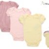 Set de 3 bodys para bebé con mangas fruncidas en colores pastel, ideal para vestir con comodidad y estilo.