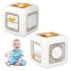 Bebé jugando con el Cubo Explorador didáctico interactivo para estimular la motricidad y la curiosidad.